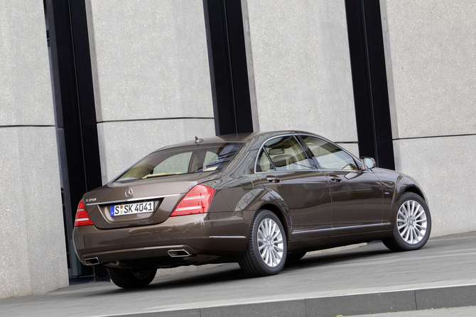 Mercedes-Benz S 63 AMG LWB w/ Performance Package