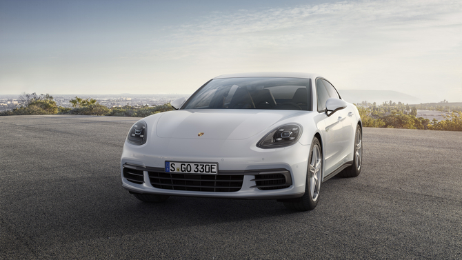 O Panamera 4 E-Hybrid tem uma potência combinada de 462cv gerada a partir de dois motores, um a gasolina e um elétrico