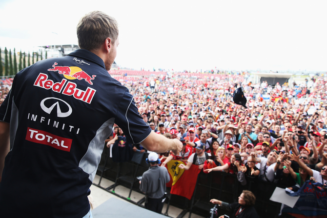 Vettel é o primeiro piloto a vencer oito corridas consecutivas numa mesma temporada