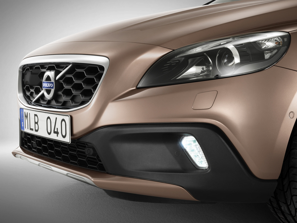 Volvo V40 Cross Country premiers in Paris