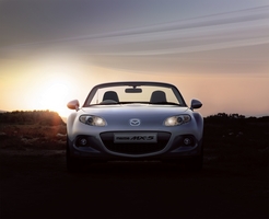 Mazda MX-5 avec un design extérieur plus agressif et un capot moteur qui amortit les chocs