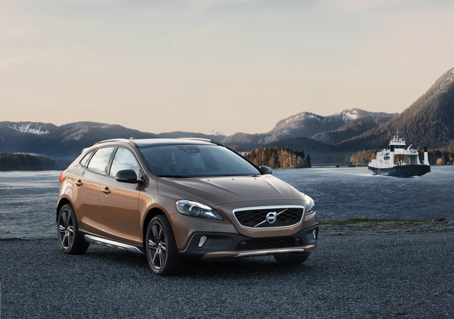 Volvo V40 Cross Country premiers in Paris