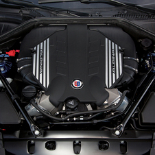 O B7 está equipado com um motor 4.4 twin-turbo V8 de 532cv