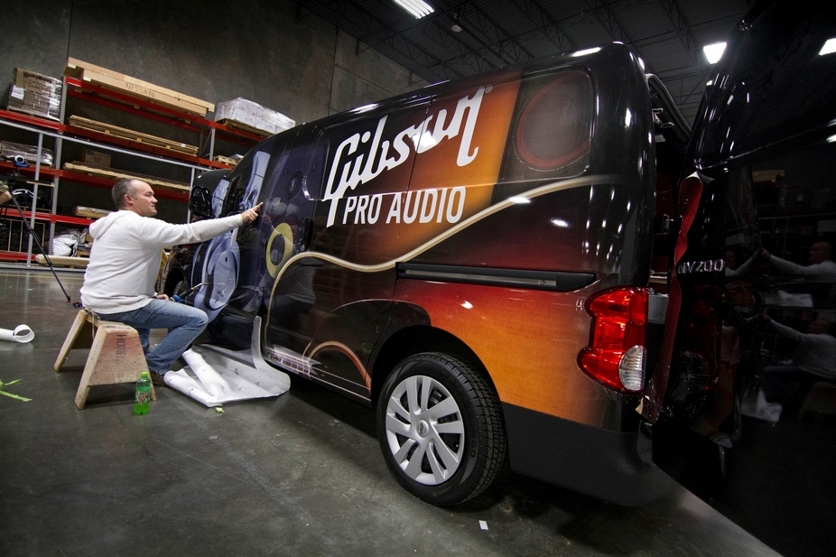 La carrosserie est entièrement décorée aux couleurs de « Gibson Repair & Restoration » d'un côté et « Gibson Pro Audio » de l'autre. 