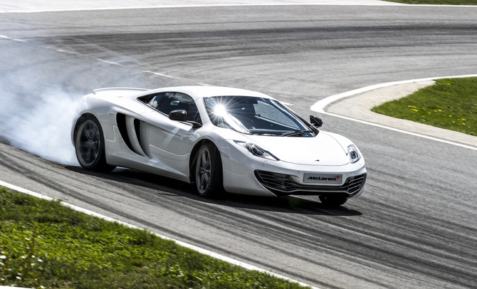 A McLaren está a tentar apanhar os italianos com o MP4-12C