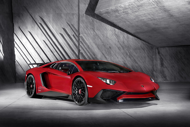 At the heart of Aventador SV is the powerful engine 6.5 liter V12 with 750hp