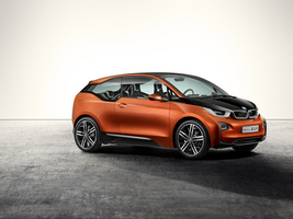 Les panneaux de la carrosserie sont peints dans la teinte Solar Orange metallic spécialement développée pour la BMW i3 Concept Coupé. 