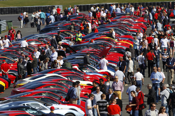 964 Ferraris schaffen Guinness Weltrekord in Silverstone