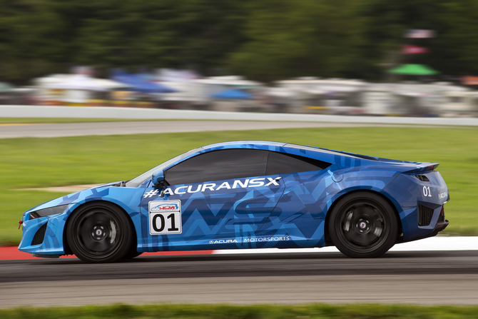 Esta foi a primeira vez que o NSX foi apresentado publicamente em pista