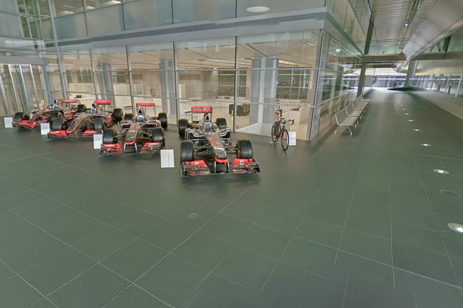 O centro apresenta um corredor com alguns dos carros de corrida da McLaren