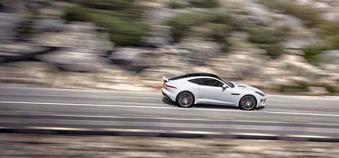 O F-Type R Coupé utiliza um motor supercharged 5.0 V8 com 543cv