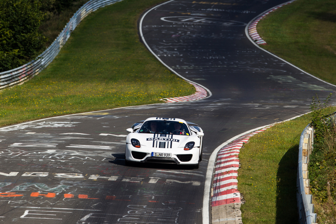 Le supercar hybride plug-in d’une puissance de plus de 795 ch était doté de pneumatiques de série Michelin