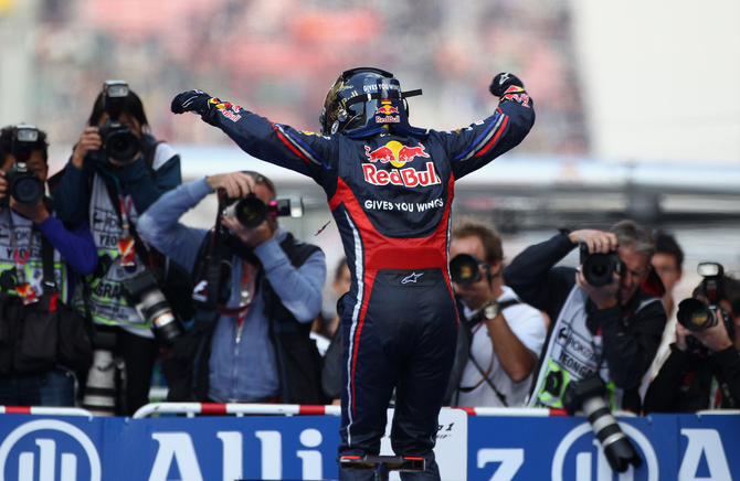 Vettel retunrs to wins and hands title to Red Bull