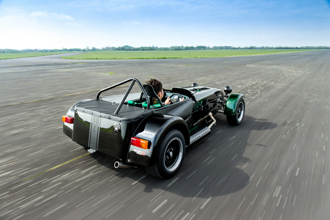 The special edition limited to 10 units, which will be sold exclusively in Japan, is based on the 125hp Caterham Seven 250 R