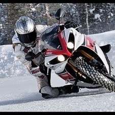 EXTREME 258 KM/H SUR LA GLACE : MATCH PORSCHE GT3 RS FACE A YAMAHA YZF 1000 R1